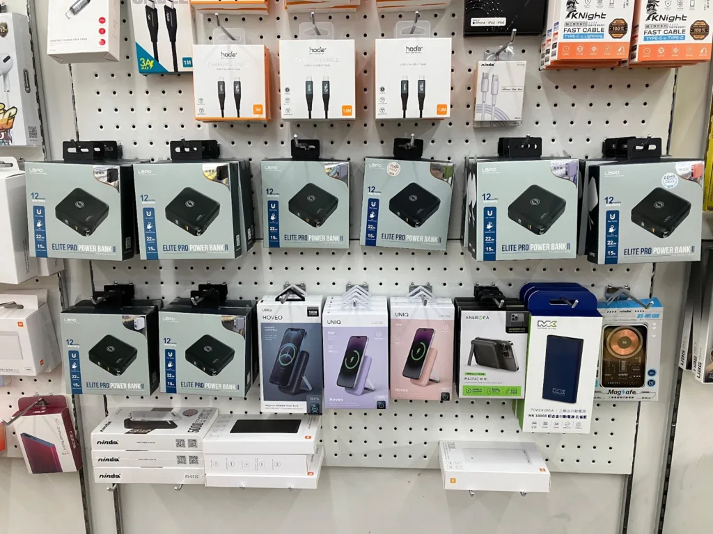 （概念通訊還可以買到充電線、行動電源等產品。來源：3C小妹拍攝）